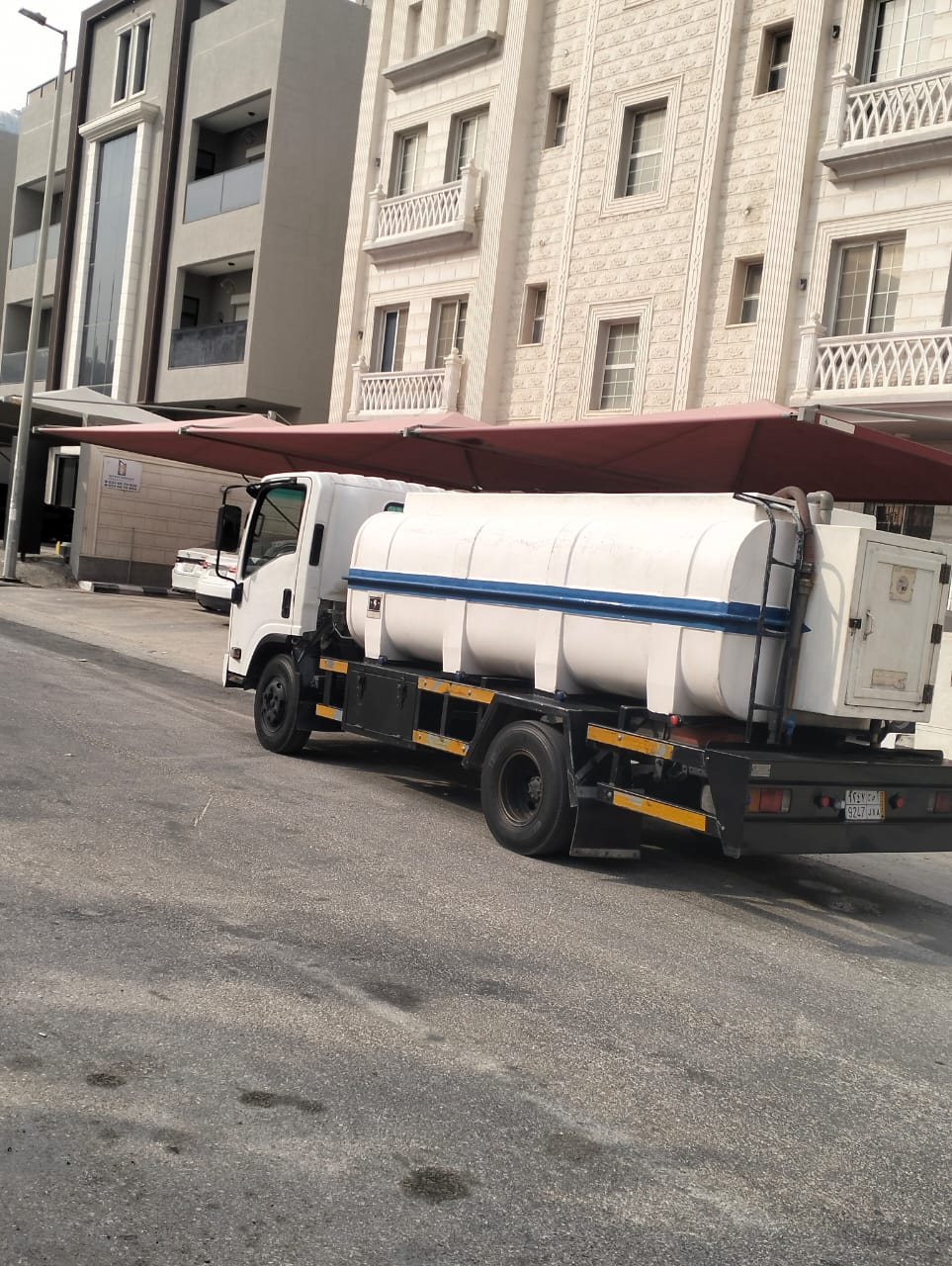 أسطول شاحنات وايت مياه الدمام المبردة لتوصيل المياه الباردة